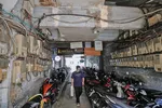 Tại một chung cư cũ, khu vực để xe máy có hàng chục đồng hồ điện với hệ thống lưới điện chằng chịt tiềm ẩn nguy cơ cháy nổ cao.