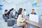 Khách hàng giao dịch tại VIB.