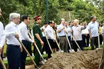 Tổng Bí thư Nguyễn Phú Trọng cùng các đồng chí lãnh đạo Đảng, Nhà nước và Đại sứ Trung Quốc Hùng Ba trồng cây đa Hữu Nghị tháng 8-2023.