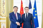 Tổng thống Emmanuel Macron (phải) tiếp Chủ tịch Tập Cận Bình tại Paris.