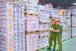 Lực lượng chức năng kiểm tra kho hàng trong đường dây sản xuất 573 loại sữa bột giả.