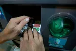 Chủ thẻ cần quan sát máy ATM có thiết bị lạ hay không trước khi thực hiện giao dịch