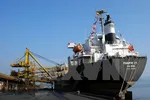 Tàu PACIFIC vào ăn than tại cảng Cẩm Phả, Quảng Ninh. (Ảnh: Văn Đức/TTXVN)