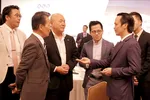 Chủ tịch Tập đoàn FLC Trịnh Văn Quyết (bên phải) trao đổi với các nhà đầu tư Nhật Bản.