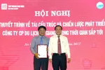 Ông Lê Thanh Thuấn – Chủ tịch HĐQT Tập đoàn Sao Mai thực hiện nghi thức trao quyết định bổ nhiệm tân Tổng Giám đốc CTCP Du lịch An Giang.