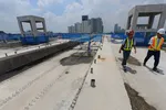 Việc lắp đặt đường ray metro sẽ thực hiện trước ở đoạn metro trên cao dài 17,1 km - Ảnh: QUANG ĐỊNH
