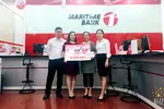 Chị Nguyễn Thị Phượng (thứ hai từ phải sang) đã may mắn nhận được sổ tiết kiệm Maritime Bank 50 triệu đồng đầu tiên của chương trình “Chọn Maritime Bank hôm nay, ngàn ưu đãi mỗi ngày”. 