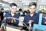 Sinh viên thực hành tạo sản phẩm cơ khí. Ảnh: CAO THĂNG