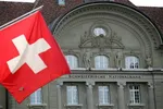 Cờ Thụy Sĩ được treo trước Ngân hàng Quốc gia Thụy Sĩ (SNB) tại Bern. (Nguồn: Reuters)