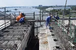 Thi công cầu Vàm Cống. (Ảnh: Chương Đài/TTXVN)