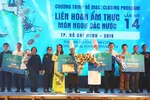 Ban tổ chức trao giải cho các bếp trưởng chuyên nghiệp đạt giải trình diễn chế biến món ăn của “Liên hoan bếp trưởng khách sạn 5 sao”. Ảnh: PHONG LAM