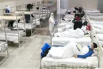 Bệnh nhân nhiễm virus corona chủng mới được điều trị tại một bệnh viện dã chiến ở Vũ Hán, Trung Quốc ngày 5/2/2020. (Ảnh: THX/TTXVN)