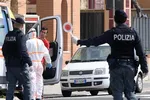 Cảnh sát và nhân viên y tế được triển khai tới nơi ở của bệnh nhân nhiễm COVID-19 tại Rome, Italy. (Ảnh: THX/TTXVN)