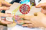 Gói hỗ trợ “kinh tế virus” nhìn từ Anh-Việt
