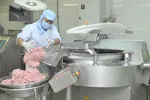 Chế biến thực phẩm tại Xí nghiệp Nam Phong. Ảnh: CAO THĂNG