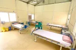 Một khu bệnh viện dã chiến tăng cường, sẵn sàng khi có trường hợp cấp bách. (Ảnh: Minh Quyết/TTXVN)