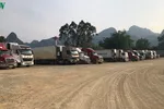 Tại khu vực cửa khẩu quốc tế Tà Lùng có khoảng hơn 70 xe ùn ứ chờ thông quan.