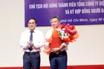 Lãnh đạo EVN trao quyết định và hoa cho ông Bảo (phải) trong lễ nhận chức