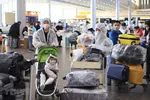 Các công dân Việt Nam chờ làm thủ tục tại sân bay Sheremetyevo. (Ảnh: Trần Hiếu/TTXVN)
