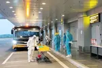 Lực lượng y tế chuẩn bị đón hành khách. (Ảnh: TTXVN phát)