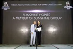 Bà Đỗ Hồng Nhung, Tổng giám đốc Sunshine Sài Gòn đại diện Sunshine Homes nhận “Giải thưởng công nhận đặc biệt cho giải pháp xanh - thông minh 2020” tại Dot Property Vietnam Awards 2020.