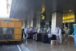 Công dân Việt Nam từ nước ngoài trở về chuẩn bị rời sân bay Cam Ranh đến khu cách ly tập trung. (Ảnh: Phan Sáu/TTXVN)