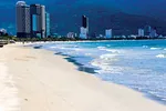 Bãi biển Đà Nẵng vắng khách du lịch.
