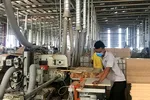 Sản xuất đồ gỗ tại Công ty TNHH MTV Triệu Phú Lộc, thị xã Tân Uyên, Bình Dương. (Ảnh: Chí Tưởng/TTXVN)