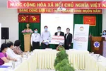 Ông Nguyễn Duy Long, Giám đốc Trung tâm Cấp cứu 115 TPHCM tiếp nhận 2 xe cấp cứu do Tập đoàn Novaland tài trợ