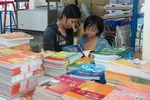 Một quầy bán sách, vở và đồ dùng học tập. (Ảnh: Phương Vy/TTXVN)