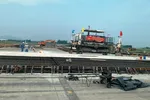 Các đơn vị đang triển khai thi công các hạng mục của dự án cải tạo, nâng cấp đường cất hạ cánh, đường lăn sân bay Nội Bài. (Ảnh: Việt Hùng/Vietnam+)