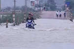 Mưa lũ lớn, dồn dập ập tới miền Trung