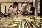 Giao dịch vàng tại Công ty Vàng bạc Đá quý Phú Quý. (Ảnh: Danh Lam/TTXVN)