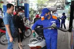 Xăng RON95-III và E5 RON92 cùng giảm gần 200 đồng trong ngày 27-10