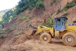Lực lượng chức năng mở đường vào địa điểm sạt lở vùi lấp 53 người ở huyện Nam Trà My (Quảng Nam). (Ảnh: TTXVN)
