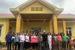 Vượt qua nhiều khó khăn, đoàn CBNV Tập đoàn TNG Holdings Vietnam đã đến được bản Khe Khế nơi bị mưa lũ chia cách nhiều tuần