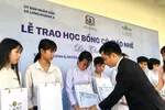 Đại diện Tập đoàn Novaland trao học bổng cho các em học sinh có hoàn cảnh khó khăn xã Long Khánh