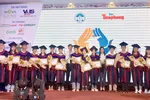 Đại diện Tập đoàn Novaland trao học bổng cho các tấm gương thủ khoa vượt khó học tốt.