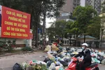 Rác thải sinh hoạt ùn ứ ngay trước biển tuyên truyền xây dựng đô thị văn minh của P.Mễ Trì, Q.Nam Từ Liêm, Hà Nội