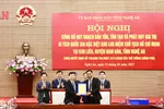 Ông Nguyễn Anh Tuấn, Phó Tổng Giám đốc Tập đoàn T&T Group (bên phải) bàn giao hồ sơ quy hoạch cho ông Bùi Đình Long, Phó Chủ tịch UBND tỉnh Nghệ An.