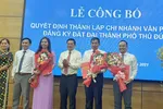 Ông Nguyễn Hữu Anh Tứ, PCT UBND TP Thủ Đức (thứ 2 từ trái qua) và ông Nguyễn Toàn Thắng, Giám đốc Sở TNMT (thứ 4 từ trái qua) chúc mừng Ban giám đốc Chi nhánh văn phòng ĐKĐĐ TP Thủ Đức.