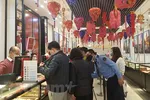 Giao dịch vàng tại Doji. (Ảnh: PV/Vietnam+)