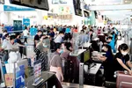 Hành khách làm thủ tục chuyến bay tại sân bay Nội Bài. (Ảnh: CTV/Vietnam+)