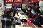 Khách hàng giao dịch vàng miếng. (Ảnh: Đức Duy/Vietnam+)