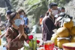 Du khách đến dâng lễ tại động Hương Tích tuân thủ việc đeo khẩu trang phòng dịch. (Ảnh: Tuấn Đức/TTXVN)