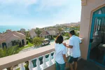 Khách hàng tận mắt chiêm ngưỡng biệt thự biển NovaHills Mui Ne Resort & Villas. (Ảnh chụp thực tế Dự án tháng 03/2021)