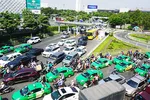 Các ngả đường ra và vào sân bay Tân Sơn Nhất thường xuyên bị tắc nghẽn.