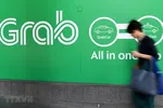 Biểu tượng hãng gọi xe công nghệ Grab tại văn phòng ở Singapore. (Ảnh: AFP/TTXVN)