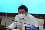 Chủ tịch TPHCM: ‘Ra đường là phải đeo khẩu trang’