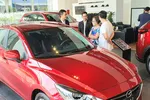 Khách hàng đang xem xe tại showroom ô tô ở TP.HCM - Ảnh: CÔNG TRUNG